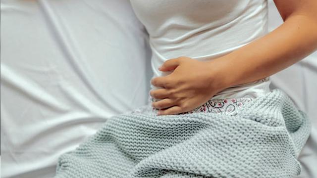 যেসব কারণে পেটে ব্যথা হতে পারে, করণীয়