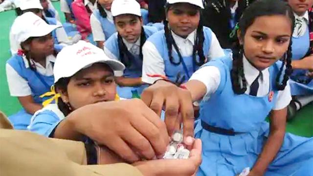 বিনামূল্যে কৃমির ওষুধ খাওয়ানো হচ্ছে শিশুদের