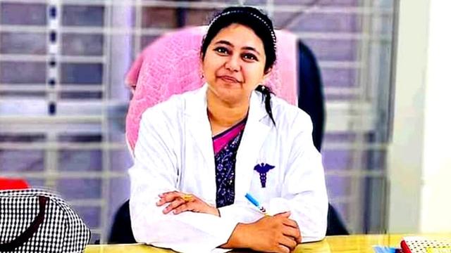 অন্ধকারে মোবাইল ব্যবহারে চোখের বড় ক্ষতি