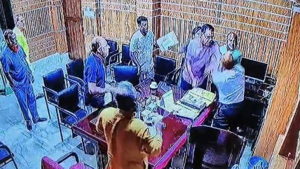ঠিকাদারের হাতে যশোর জেনারেল হাসপাতালের তত্ত্বাবধায়ক লাঞ্ছিত