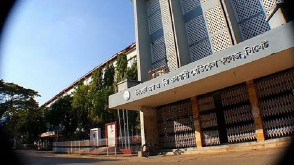 ৭২ ঘণ্টার মধ্যে স্বাস্থ্য মন্ত্রণালয়ের সিদ্ধান্ত বাতিলের দাবি ওসমানী মেডিকেলের শিক্ষার্থী ও ইন্টার্নদের