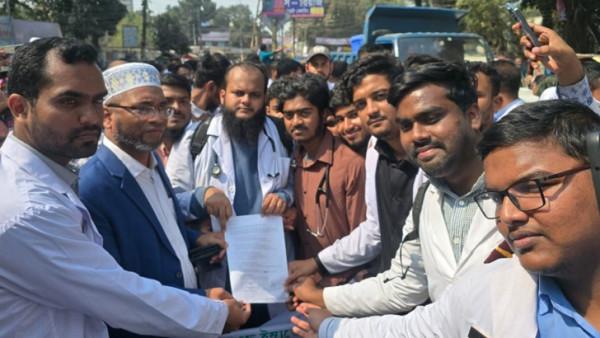 ৫ দফা দাবিতে রংপুরে মেডিকেল শিক্ষার্থী ও চিকিৎসকদের বিক্ষোভ ও সিভিল সার্জন অফিস ঘেরাও