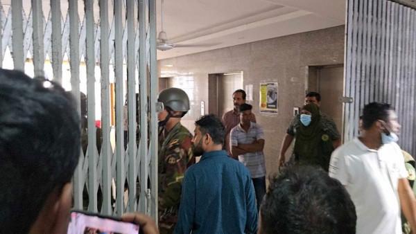 শেখ হাসিনার স্বাস্থ্য উপদেষ্টার মেয়েকে ধরতে ছাত্র-জনতার হাসপাতাল অবরোধ