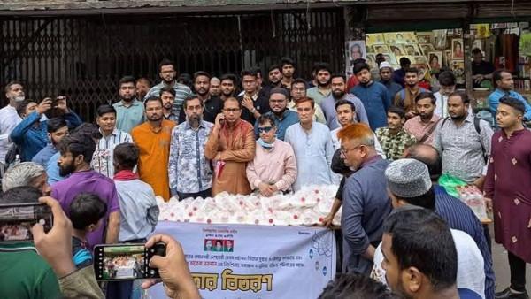 এতিম, দুস্থ ও পথচারীদের মাঝে বেসরকারি মেডিকেল ও ডেন্টাল কলেজ ছাত্রদলের ইফতার বিতরণ