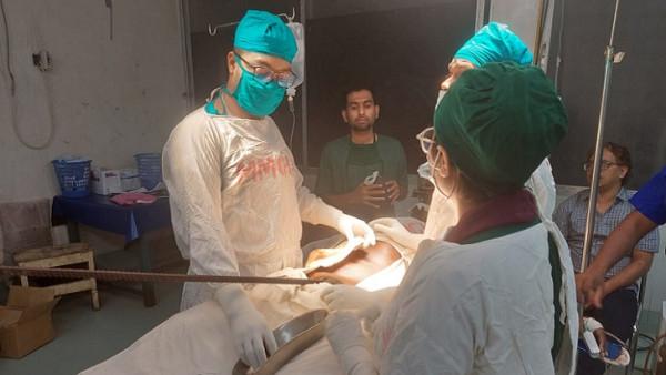 রোগীর পেট থেকে লোহার রড বের করলেন মমেক হাসপাতালের চিকিৎসকেরা