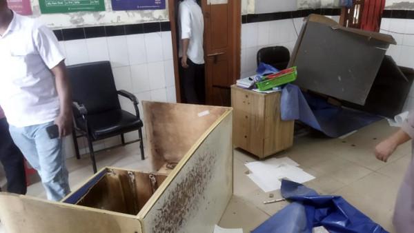 সাতক্ষীরা সদর হাসপাতালে রোগীর স্বজনদের হামলা ও ভাঙচুর, প্রতিবাদে চিকিৎসাসেবা বন্ধ