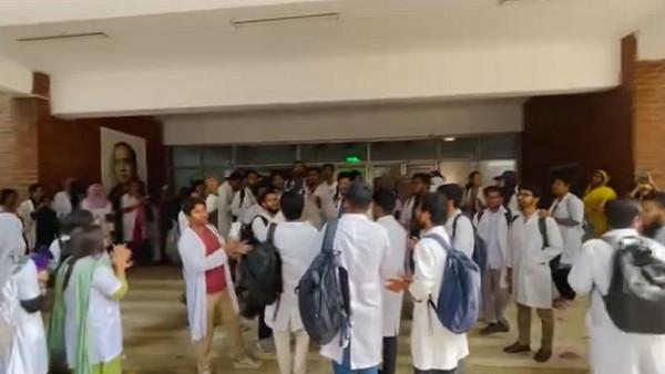 শহীদ সোহরাওয়ার্দী মেডিকেল কলেজের নাম পরিবর্তন চান না শিক্ষার্থীরা, অধ্যক্ষকে স্মারকলিপি প্রদান