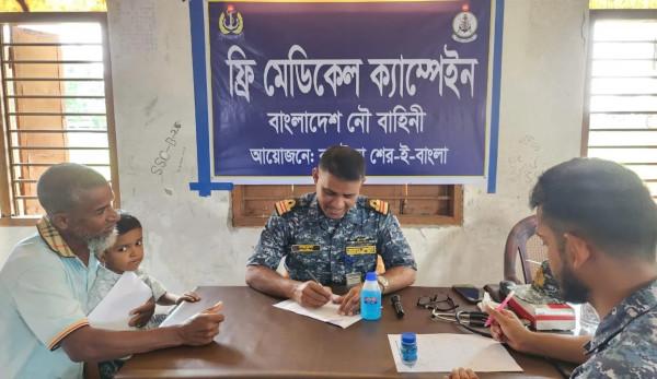 বরগুনার পাথরঘাটায় নৌবাহিনীর বিনামূল্যে চিকিৎসাসেবা