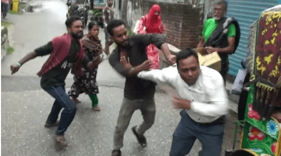 নাটোরে নবজাতকের মৃত্যু কেন্দ্র করে চিকিৎসককে হামলা-মারধর