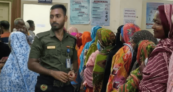 নাটোরে ‘প্রাণনাশের হুমকিতে’ হাসপাতালের নিরাপত্তায় দায়িত্বরত আনসার