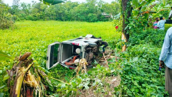 ঝালকাঠিতে ঢাকাগামী অ্যাম্বুলেন্স রোগী নিয়ে খাদে